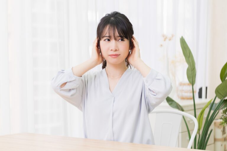 自分の声が響く・耳が詰まった感じがする…それ、耳管開放症かもしれません|耳鼻科専門医が解説